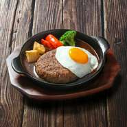メイン食材である「飛騨牛」はもちろん、サラリとした脂が特徴的な自社生産ブランド豚「飛騨高山　PLEASURE PORK」や、一粒一粒が存在感を持つ「いのちの壱」など、県産の魅力的な食材を使用しています。