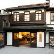 岐阜県高山市。観光のメイン通りとしても人気の「古い町並」の一角。恋人・夫婦との岐阜旅行にも最適なお店です。楽しい食を大切なパートナーとの思い出の1ページに、提案したい一軒です。