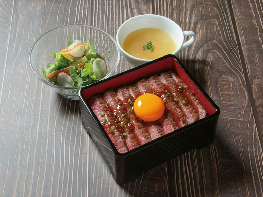 「古い町並」を楽しんだ後は、食事もちょっと贅沢に