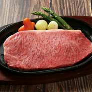 赤身と脂身の絶妙なバランスを楽しめるサーロインステーキは「飛騨牛」の魅力をダイレクトに届ける逸品。“和牛らしい”上質な脂身に、確かな旨み。シンプルなスタイルだからこそ、「飛騨牛」の魅力を実感できます。