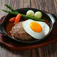 「飛騨牛」と「飛騨高山　PLEASURE PORK」の合い挽き肉を使用。配合から焼き方にまで、こだわり抜いたハンバーグ。肉の旨みにサラリとした脂と、二つの食材が互いの魅力を引き立て合う濃密なおいしさを楽しめます。