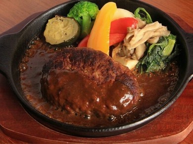 二つの素材が織りなす、濃密なおいしさ『飛騨牛高山ミートハンバーグ』