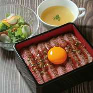 「飛騨牛」ステーキを大胆に敷き詰めた、贅沢なお重。お肉は柔らかく旨みも強い、モモ肉を使用。一粒一粒が存在感を持つ岐阜県産のお米「いのちの壱」、こだわりのステーキだれと共に、「飛騨牛」を存分に賞味あれ。