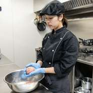 日々の業務の中でも、ゲストへの想いも大切にしている村田氏。キッチンスタッフとして、ゲストとの接点が限られる中でも、ホールスタッフと団結し、ゲストが笑顔になれるお店を目指しています。