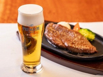 カウンター席で優雅なお一人様も楽しめる
