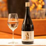 お肉と合わせたいお酒も珠玉のラインナップ。飛騨の地酒も多数味わえます。ワインの卸売で世界的シェアを持つ「未来堂」グループ運営のため、ちょっと通なワインを楽しめることも見どころです。