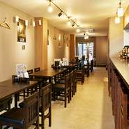 道頓堀の川沿いにある【うっとり酒場西心斎橋店】。広々とした店内にはテーブル席、カウンター席があり使い勝手抜群です。いつもの仲間と語り合う女子会や合コンにもおすすめ。