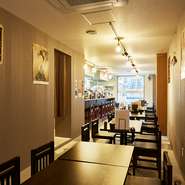 すっきりとスタイリッシュな店内。おひとり様から利用可能なカウンター席、最大約40名様までOKなテーブル席をご用意。広々としたカウンター席はデートに最適。お隣同士で美味しい料理と酒をお楽しみください。