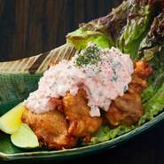 ピンクのタルタルソースが美味い！ピンク色の正体はしば漬け。このタルタルにハマる人が続出！食感のあるしば漬けのタルタルソースと南蛮の甘辛いソースは相性抜群！是非お試しあれ！
