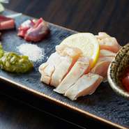 毎日こだわって仕入れる国産鶏は、生で食べられる新鮮さ！とにかく新鮮な鶏は是非刺身で味わって頂きたい。柔らかい「むねタタキ」やしっとりと美味しい「ささみユッケ」、たっぷり食べられる「とり刺し盛り」など種類豊富です。「肝レア焼」や「むねレア焼」など刺身で食べられる鶏を串のレア焼きでもご堪能頂けます。鶏本来の味わいや旨みをダイレクトに感じられる新鮮な鶏料理をお楽しみ下さい。