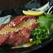 生の鶏が大好きな方からの注文率100％！当店名物「生肝ぶつ切り」、「九州名物しぎ焼き」は絶品！新鮮だからこそご提供可能な「生肝ぶつ切り」は、生の鶏肝が好きな方は必ず注文する“うっとり名物”！濃厚でまろやか、とろけるような食感でやみつきになること間違いなし。九州名物「しぎ焼き」は、焼いたささみ丸ごとに旨みそわさびをつけた当店流のメニュー。このタレがとにかく美味しい◎