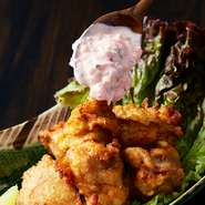 しば漬けのタルタルソースは見た目も可愛く、味も抜群に美味しい！このソースにハマる人が続出しています。ソースをお酒のアテに注文される方がいるほど！ピンクのタルタルがかかった「とり南蛮」や「もも肉タルタル串」もオススメの逸品です。他にも、「ずり唐揚げ」や居酒屋のど定番「なんこつ唐揚げ」、「ポテトフライバター風味」など揚げ物メニューも豊富にご用意しております。お酒のお供にいかがですか？