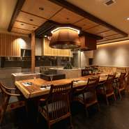 食材を炭火で炙る様子を間近でお楽しみいただけます。