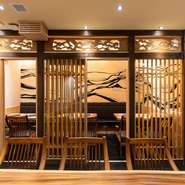 団体様もご案内可能な扉付き個室席です（最大12名様）