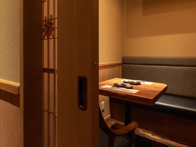 扉付きの完全個室席をご用意しております