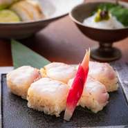 シャリには赤酢を使用。それぞれのネタの良さを引き出すため、当店の料理人が長い月日をかけて創り出した自慢の一品です。