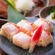 シャリには赤酢を使用。それぞれのネタの良さを引き出すため、当店の料理人が長い月日をかけて創り出した自慢の一品です。