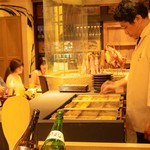 厳選した「鰹出汁」、希少な「地鶏出汁」、濃厚な「土手仕立て」の3種から選べる自慢のおでん。
出汁の繊細な旨味から、鶏のコク、そして味噌の濃厚な味わいへと移り変わる出汁の違いをお楽しみいただけます。