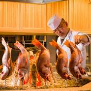 備長炭を使った原始焼きはのどぐろのを一番美味しくする調理法。

2025年2月より、のどぐろ原始焼きはのどぐろ会席・金目のどぐろ会席コースのお客様のみのご利用とさせていただいております。