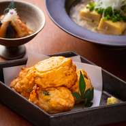 季節によって中身が変わります。 ふわふわな食感を追求した当店自慢のさつま揚げ。