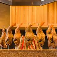 ※仕入れ状況により、表記と内容が異なる場合がございますので予めご了承ください。
※アレルギー等ございましたら料理変更も承ります。事前にお問い合わせください。
※コース時間は営業時間に沿ったご案内となりますため、ご予約されるお時間によっては滞在可能時間が変わります。予めご了承ください。