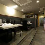 空間のコンセプトは、日本の伝統と未来の融合。温かな灯りに照らされた店内は、斬新なイメージの中にも落ち着いた雰囲気が漂います。最新の完全無煙ロースターを設置しているので、髪や服に匂いがつかないのも魅力。