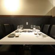 上質な焼肉とお酒を楽しむ、ワンランク上の女子会はいかがでしょう。店内は全席テーブル席で、2名から11名まで、人数に応じて利用できます。洗練されていながらも気負いなく過ごせる、心地よさが評判。
