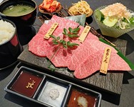 ￥5,000/1人前
·サーロインを含む3種120g
·キムチ/ナムル/スープ/ご飯/サラダ付き