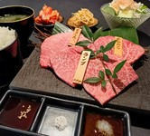 ￥4,000/1人前
&middot;希少部位3種120g
&middot;キムチ/ナムル/スープ/ご飯/サラダ付き