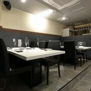 精肉を知り尽くした職人が操る黒毛和牛に出合える、ワンランク上の焼肉店。洗練されていながらも気負いなく利用できる雰囲気が魅力です。デートや女子会はもちろん、大阪観光に訪れた友人をもてなす席にもオススメ。