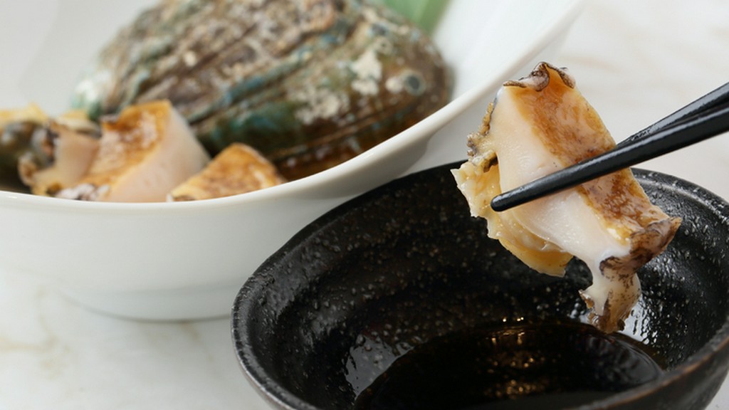 店内にいけすを設置。鮮度抜群の海の幸を心ゆくまで楽しんで