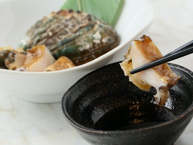 店内にいけすを設置。鮮度抜群の海の幸を心ゆくまで楽しんで