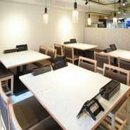 清潔感あふれる店内には、いけすに泳ぐ魚を眺められるカウンター席やテーブル席があり、シーンに合わせて利用可能。自慢の料理に飲み放題を組み合わせて、カスタムメイドのコース料理を楽しむのもオススメです。