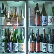自慢の料理に合わせるドリンクメニューは、日本酒・焼酎・スパークリングワインなどバラエティ豊かな品ぞろえ。グラス一杯からオーダーできるものもあるので、飲み比べを楽しむのもオススメです。