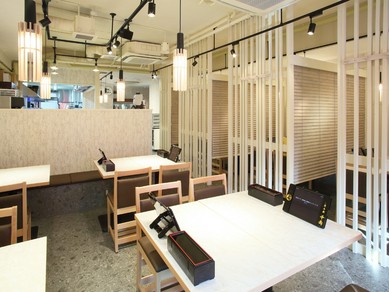 二人の会話も自然と弾む、カジュアルな雰囲気が魅力