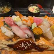 大将オススメの新鮮な魚介を使用したディナータイムの限定メニューは、ネタの種類など何をいただけるかはお楽しみ。鮮度抜群の海の幸がバランスよく盛り込まれ、目と舌を楽しませてくれます。