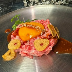 【宙 Soraプラン】贅沢焼肉と和牛ユッケ、ひつまぶしに　2時間飲み放題付