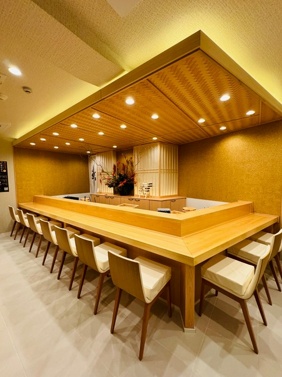 木の温もりを感じる上質な空間。長さ8mの檜のカウンター