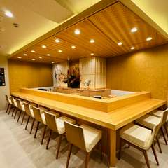 木の温もりを感じる上質な空間。長さ8mの檜のカウンター