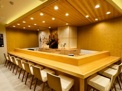 木の温もりを感じる上質な空間。長さ8mの檜のカウンター