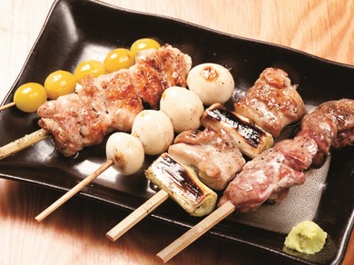 大山どりの魅力溢れる、一本一本丁寧に炭火で焼き上げた『串焼き』
