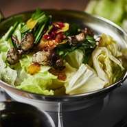 新鮮な野菜と旨味たっぷりのもつが、自家製スープの中で一体となっています。身体の芯から温まる鍋料理で、すっきりとした口当たりが自慢。絶妙な塩加減が食欲をそそります。