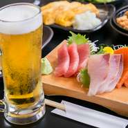 飲み物も豊富に取り揃えており、日本酒、焼酎、ビール、カクテル、ワイン、ソフトドリンクなど、様々な種類をご用意しております。お好みに合わせて、お気に入りのドリンクを選んでください。