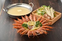 西京味噌スープに濃厚な海老味噌を溶け込ませた特製出汁で、生で食べられるぷりっぷりの赤海老をしゃぶしゃぶにしてください。提供時にはちょっとした演出がございます。