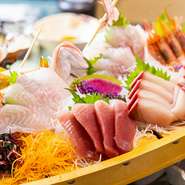 職人が心を込めて盛り付けた贅沢な逸品です。当店の鮮魚の盛り合わせは、色鮮やかで美しい見た目と、鮮度抜群のお刺身の旨味が堪能できます。