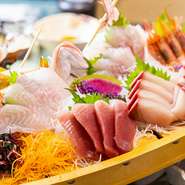 職人が心を込めて盛付けた贅沢な逸品です。当店の鮮魚の盛り合わせは、色鮮やかで美しい見た目と、鮮度抜群のお刺身の旨味が堪能できます。