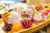 職人が心を込めて盛付けた贅沢な逸品です。当店の鮮魚の盛り合わせは、色鮮やかで美しい見た目と、鮮度抜群のお刺身の旨味が堪能できます。