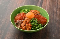自家製の出汁で炊き込んだお米に、サシの入った和牛と薬味、さらに濃厚ウニといくらを豪快に乗っけました。全部混ぜていただけるまさに贅沢でしかない炊き込みご飯です!