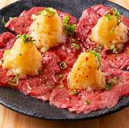 柔らかなもも肉に、山盛りの大根おろしポン酢を乗せた状態で提供されます。焼くときには、もも肉を滑らすように網の上へ。肉の片面だけを焼き、大根おろしポン酢を包みながらいただきます。