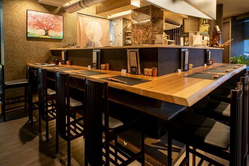 大将による心を込めた串打と、絶妙な火入れの焼鳥を是非。